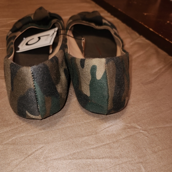 NWT Sole Mates camo print flats with a knotted detail on the front of shoe. - Picture 4 of 5